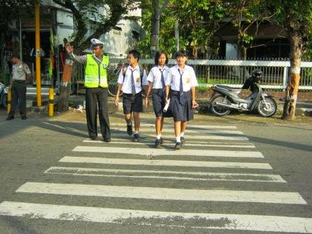 Hasil gambar untuk gambar seorang siswa sedang menyeberang jalan menggunakan zebra cross